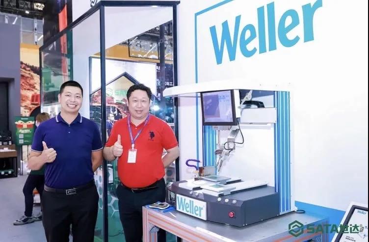 优米体育直播在线观看高清邓总在展会合影